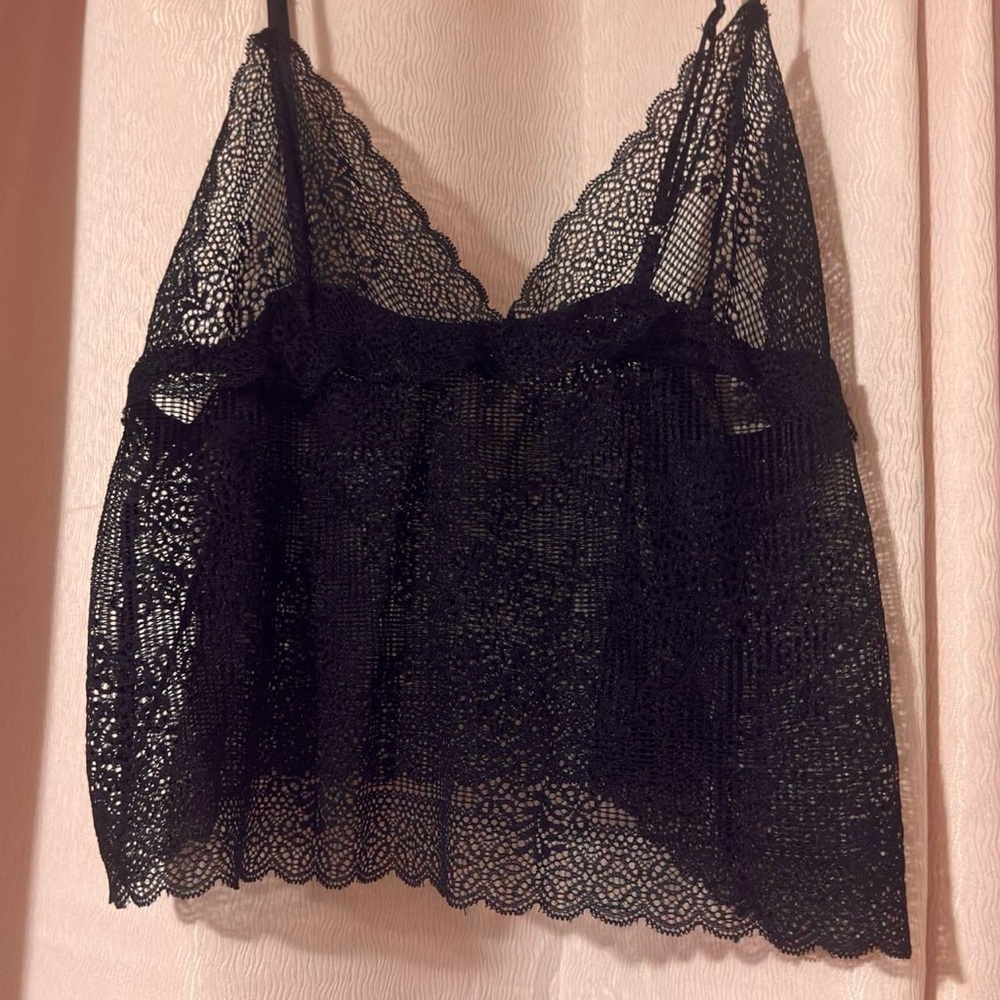 Black Cropped Scalloped Hem Sheer Lace Top - Picture 3 of 8